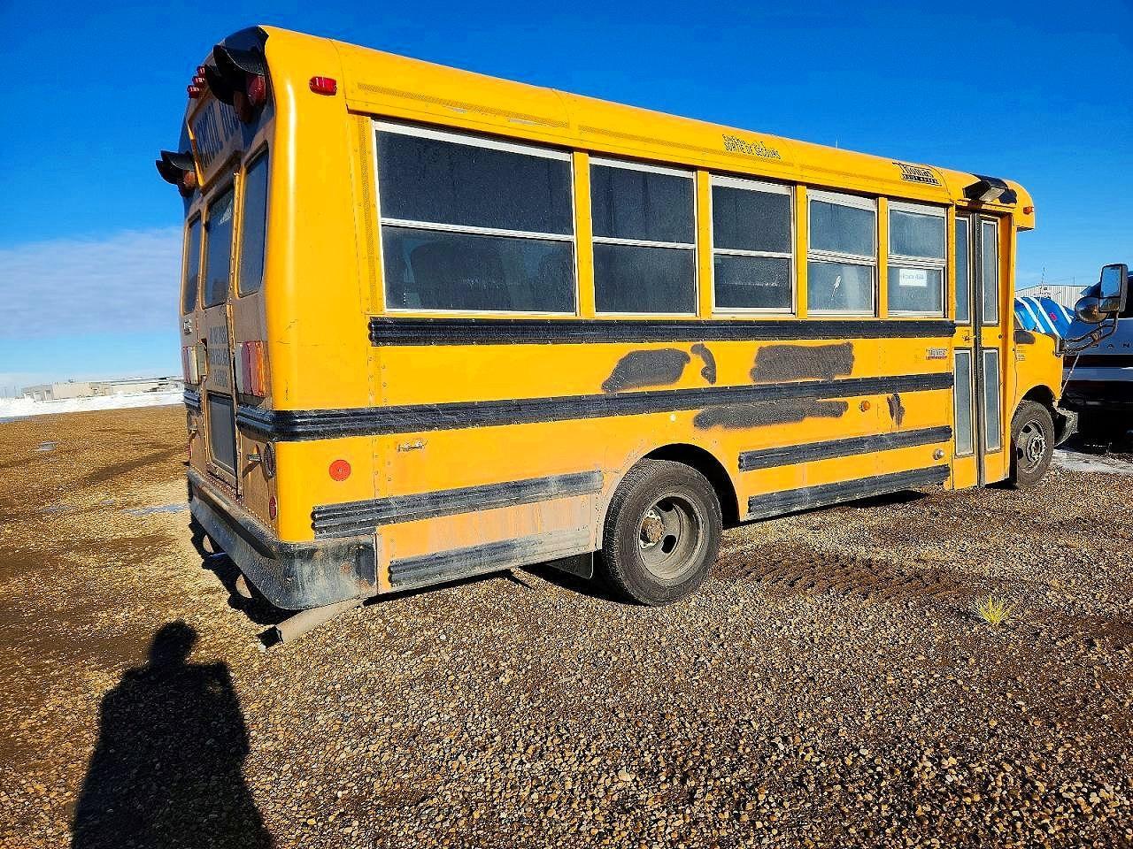 2011 Chevrolet Express Cutaway G3500 - Image 3