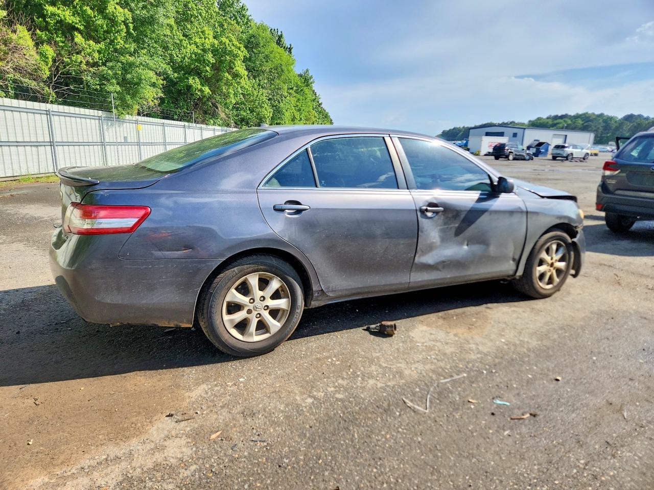2011 Toyota Camry Le - Фото 3