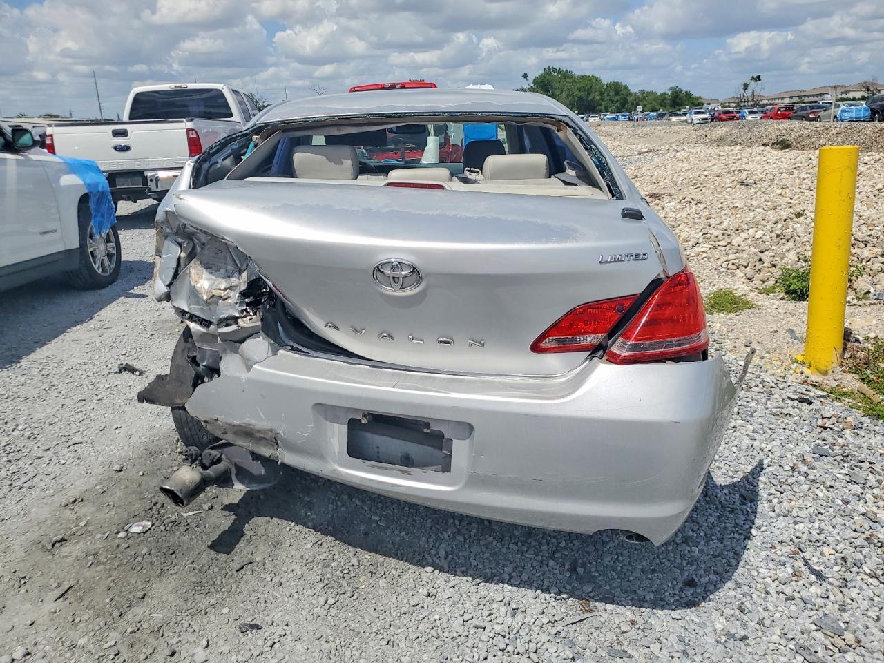 2005 Toyota Avalon Limited - Image 6