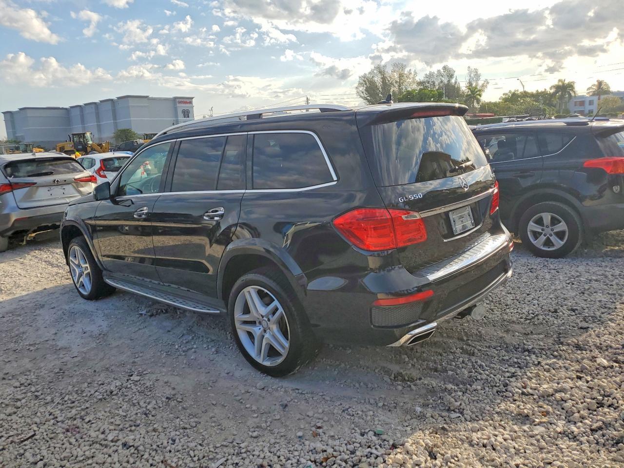2015 Mercedes-Benz Gl 550 4Matic - Image 2