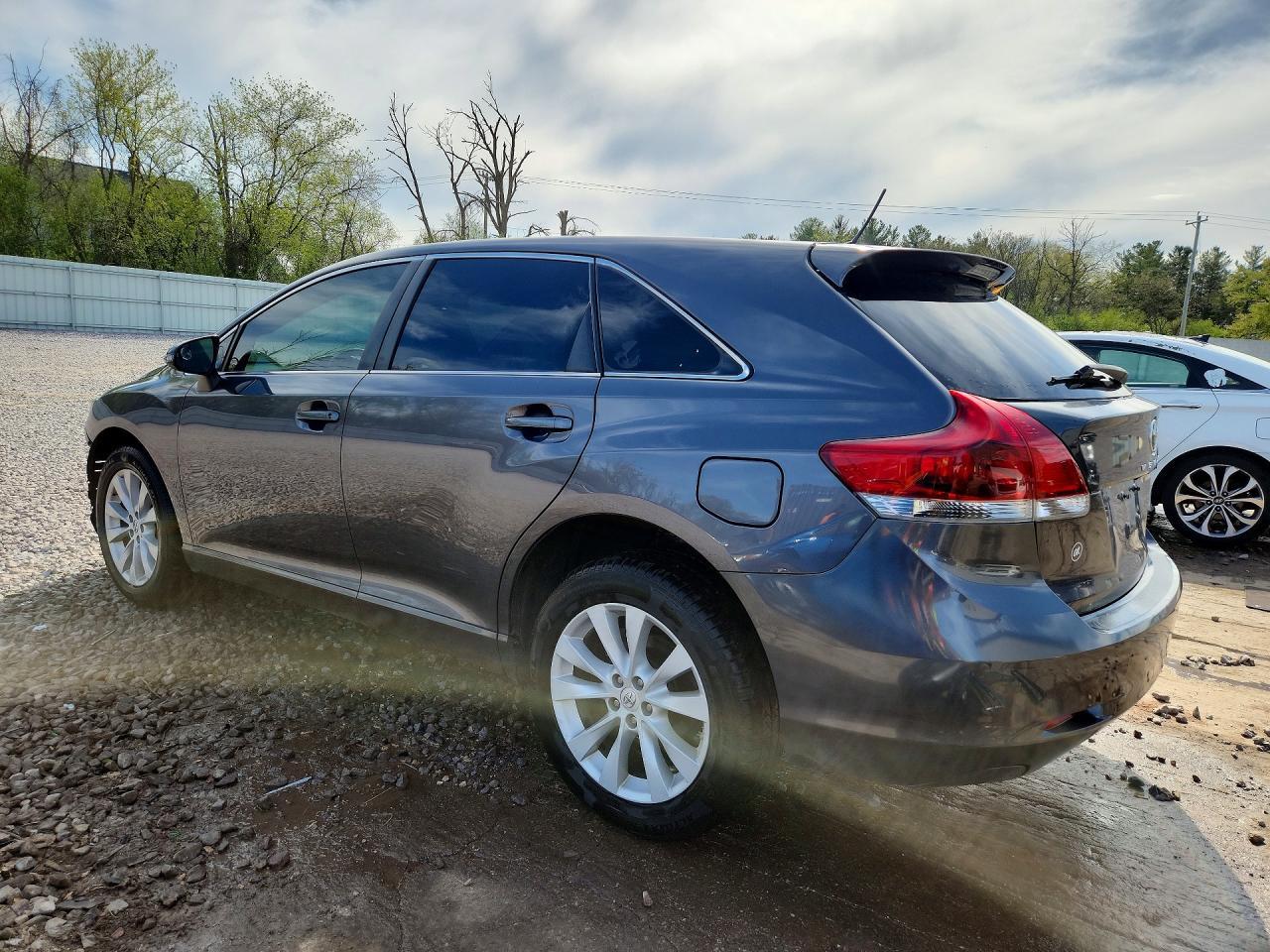 2015 Toyota Venza Le - Image 2
