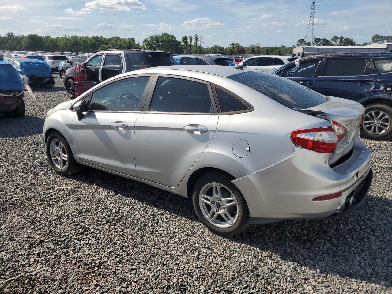 2017 Ford Fiesta Se - Фото 2