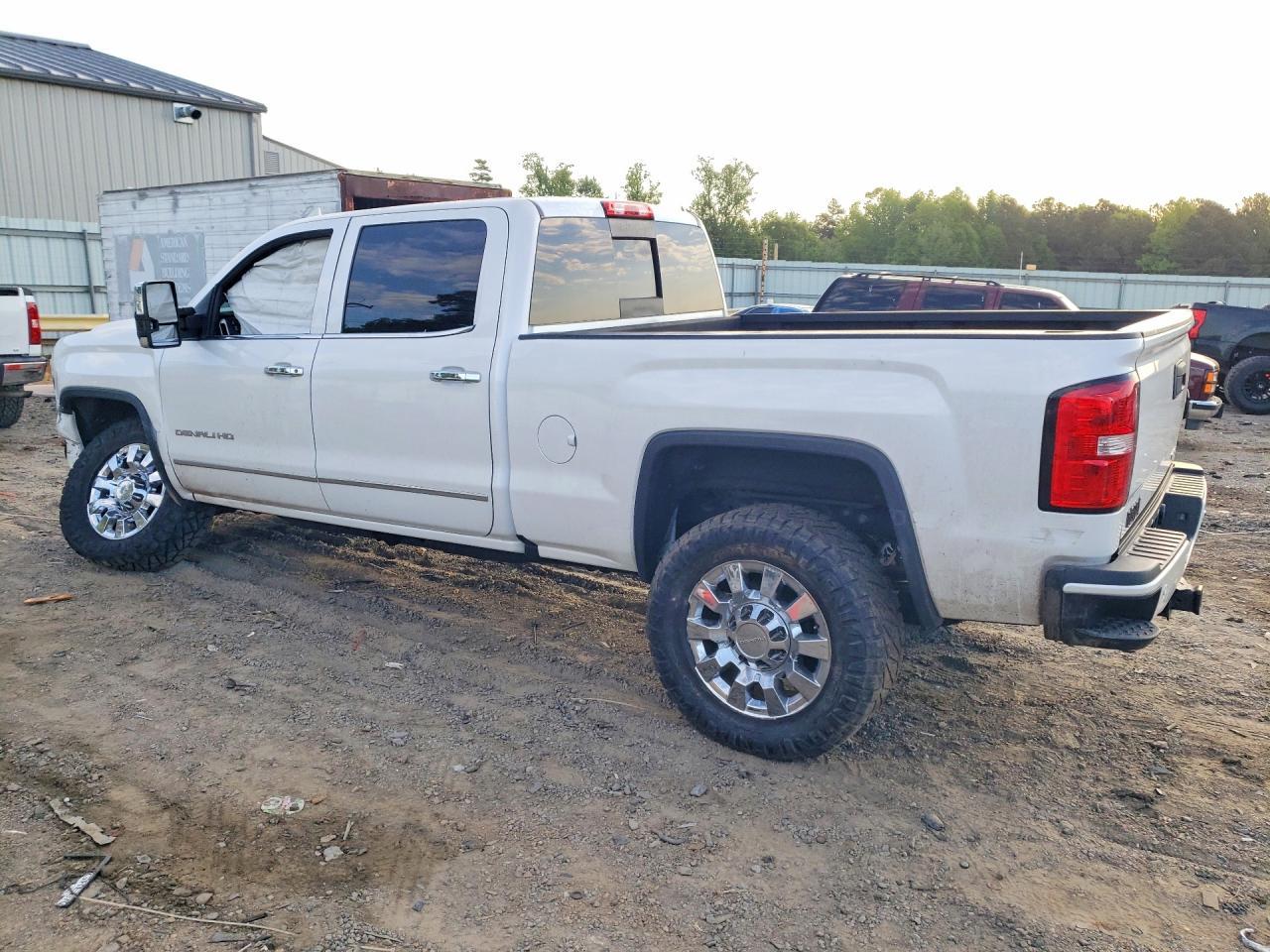 2019 GMC Sierra K2500 Denali - Image 2