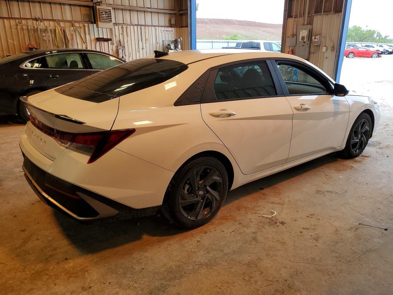 2026 Hyundai Elantra Sel Sport - Image 3