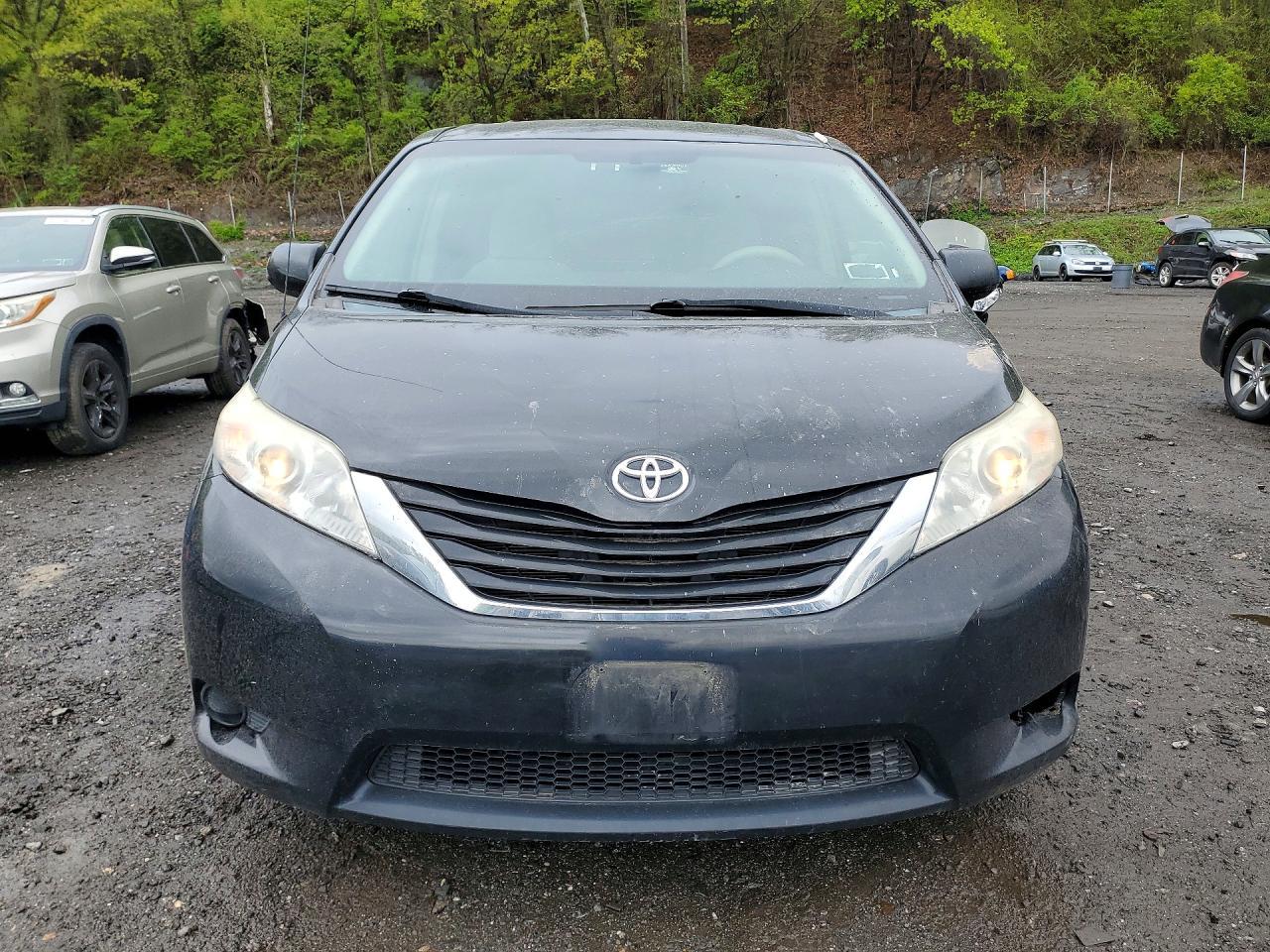 2013 Toyota Sienna Le - Image 5