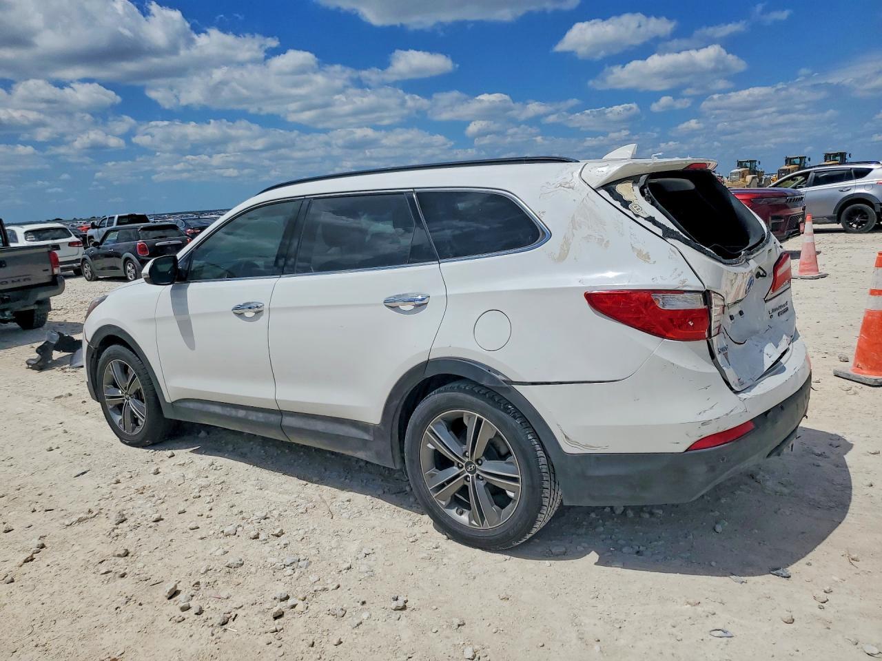 2016 Hyundai Sante Fe - Image 2