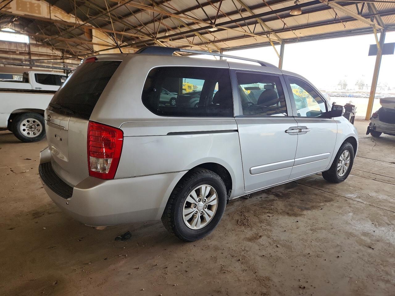 2012 Kia Sedona Lx - Фото 3