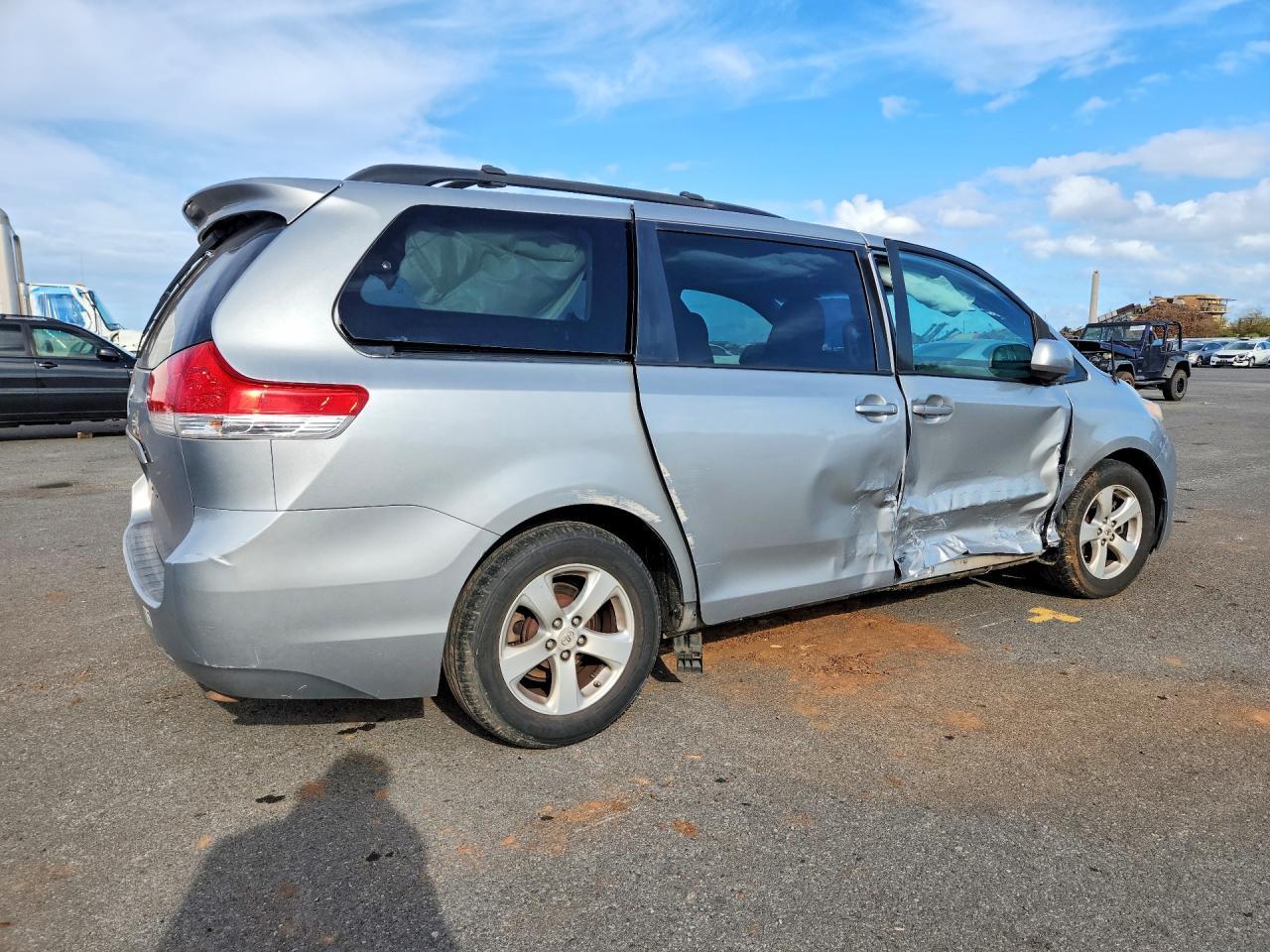 2012 Toyota Sienna Le 8-Passenger - Фото 3