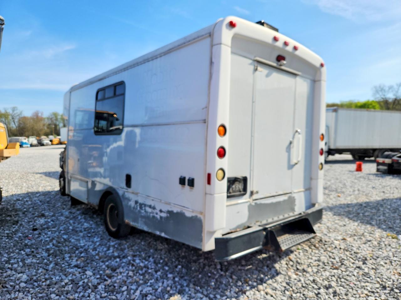 2016 Ford E450 - Фото 2