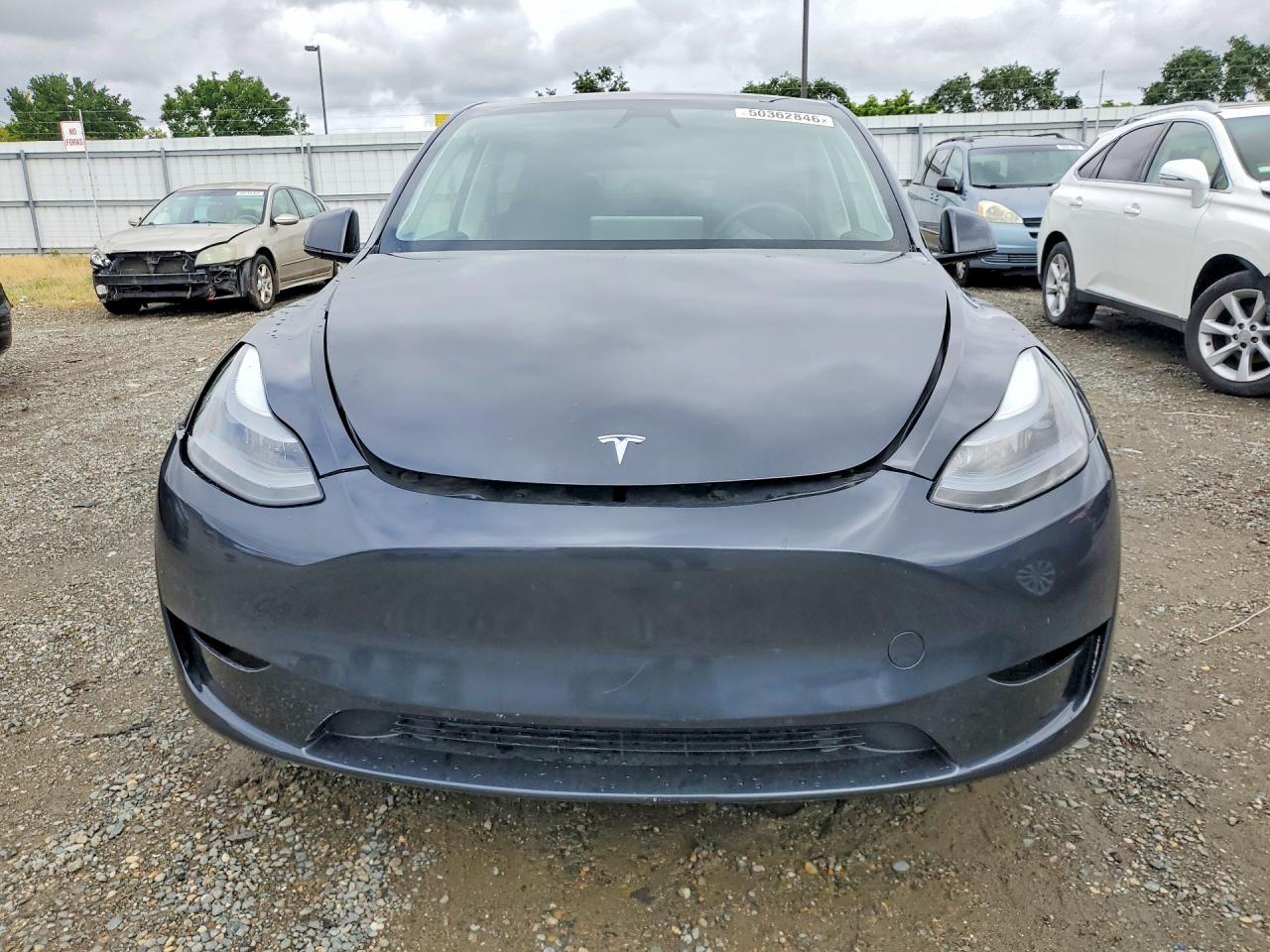 2025 Tesla Model Y - Фото 5