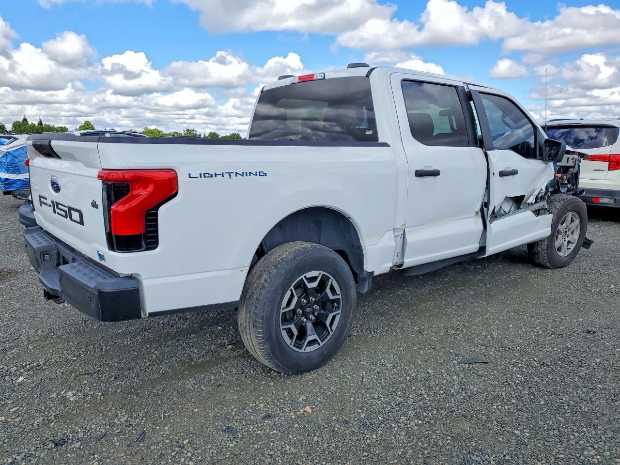 2022 Ford F150 Lightning Pro - Фото 3