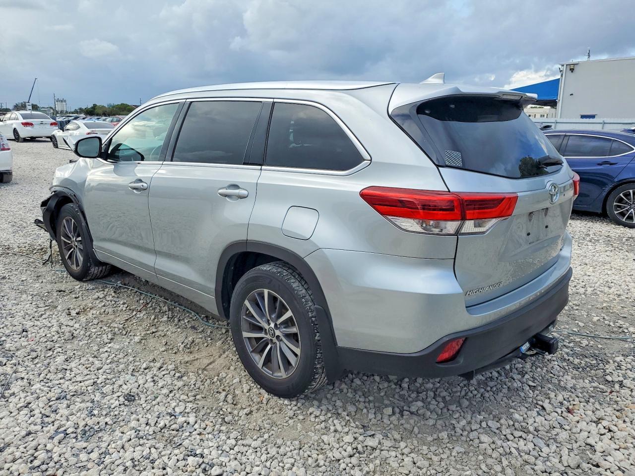 2017 Toyota Highlander Xle - Фото 2