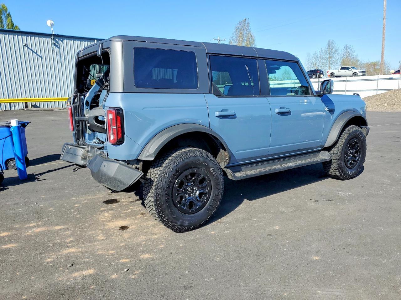 2025 Ford Bronco Outer Banks - Image 3