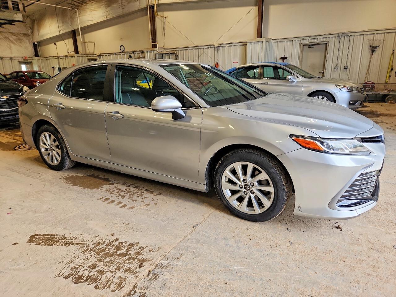 2021 Toyota Camry Le - Фото 4