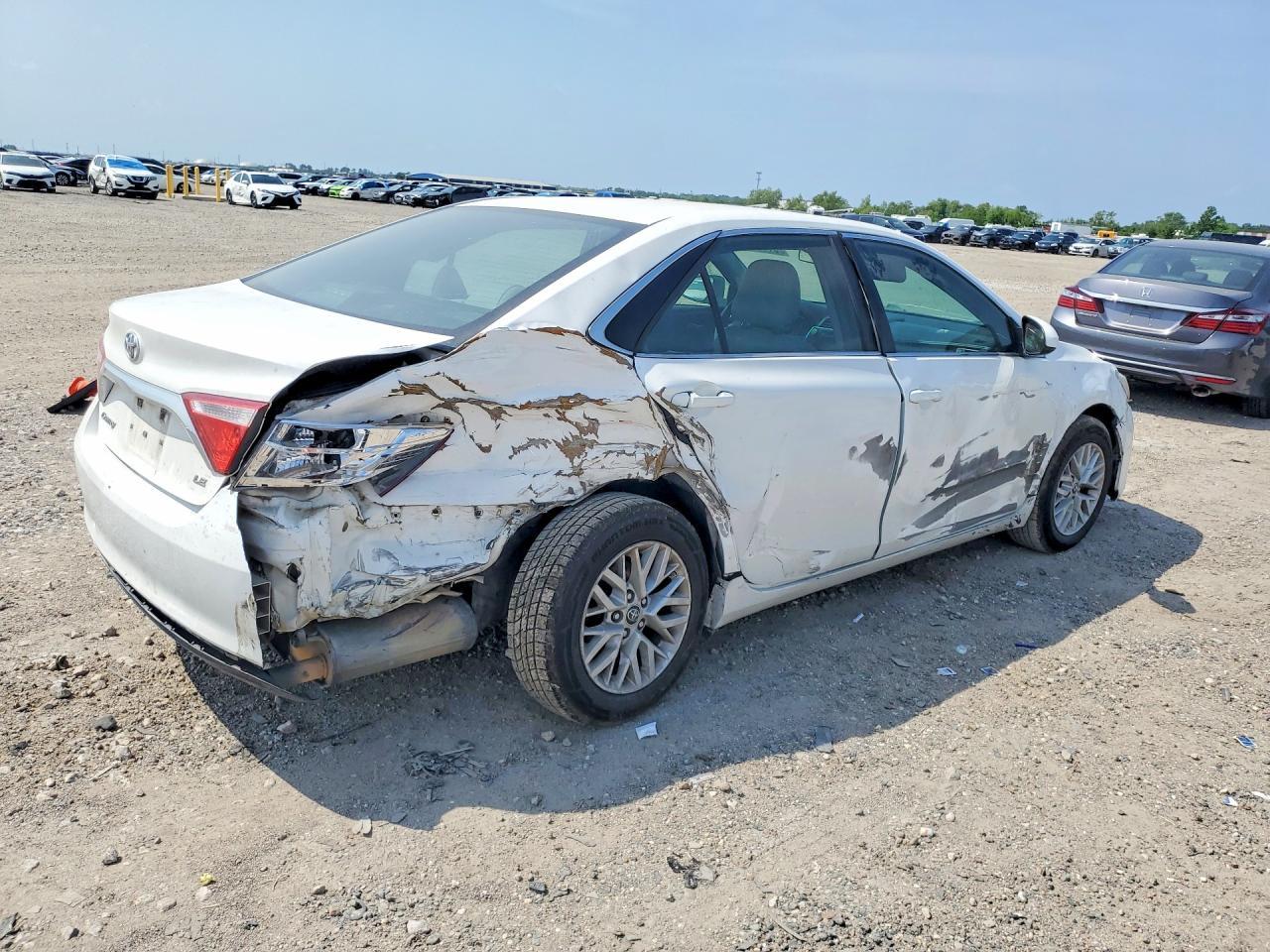 2016 Toyota Camry - Фото 3