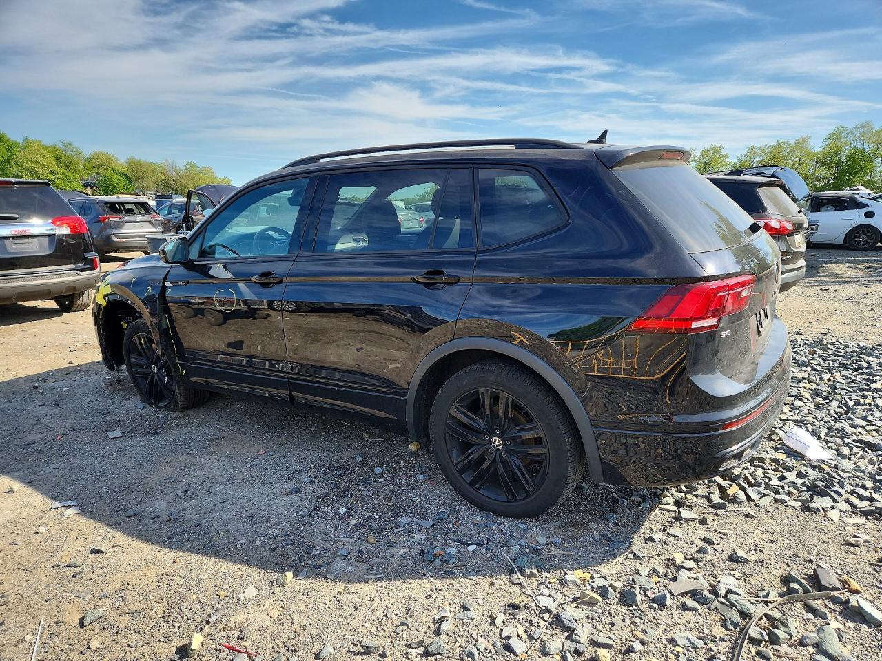2022 Volkswagen Tiguan Se R-Line Black - Image 2