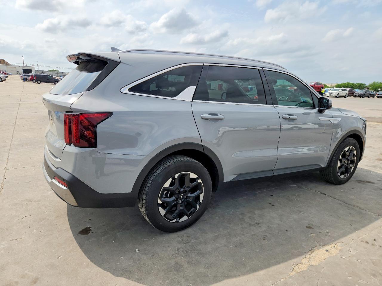 2025 Kia Sorento S - Image 3