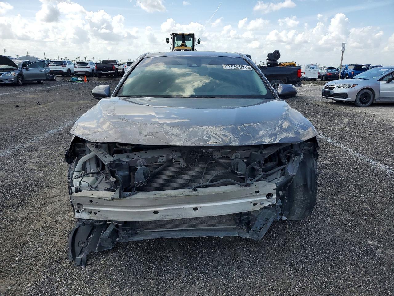 2020 Toyota Camry Le - Фото 5
