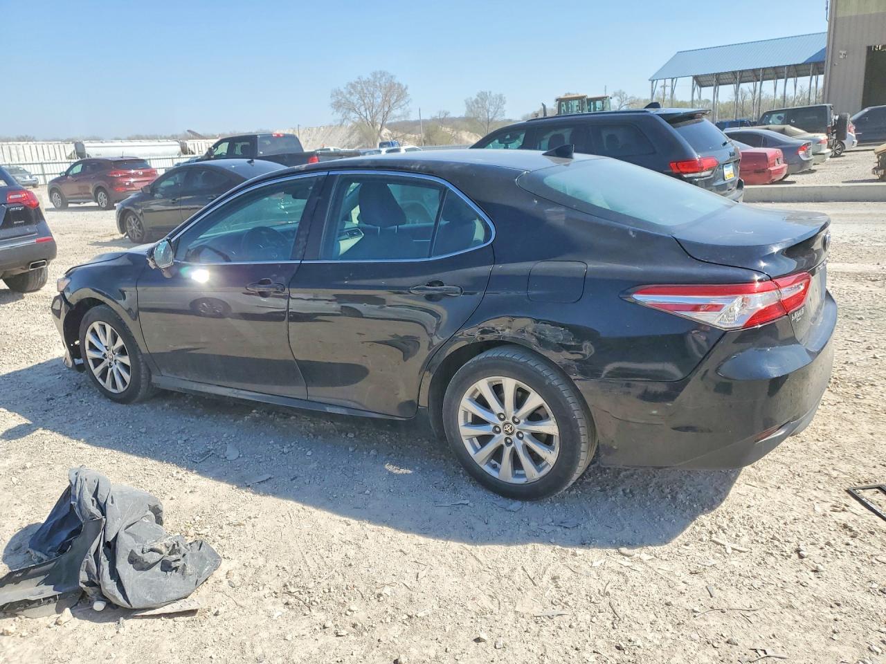 2020 Toyota Camry Le - Фото 2