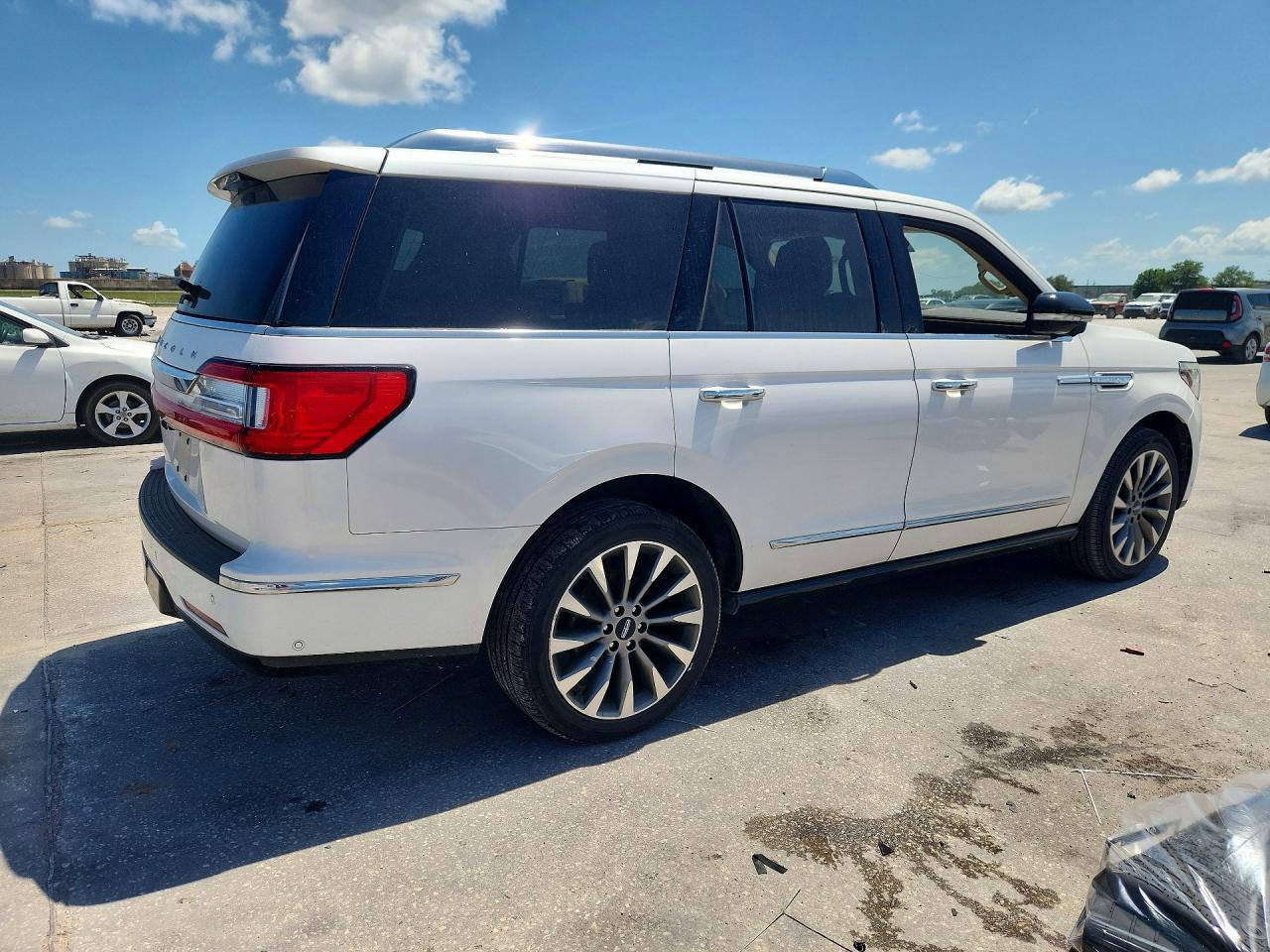 2019 Lincoln Navigator Select - Image 3