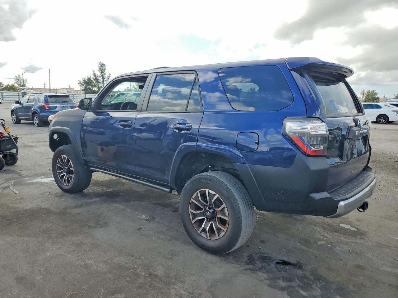 2018 Toyota 4Runner Trd Off-Road Premium - Image 2