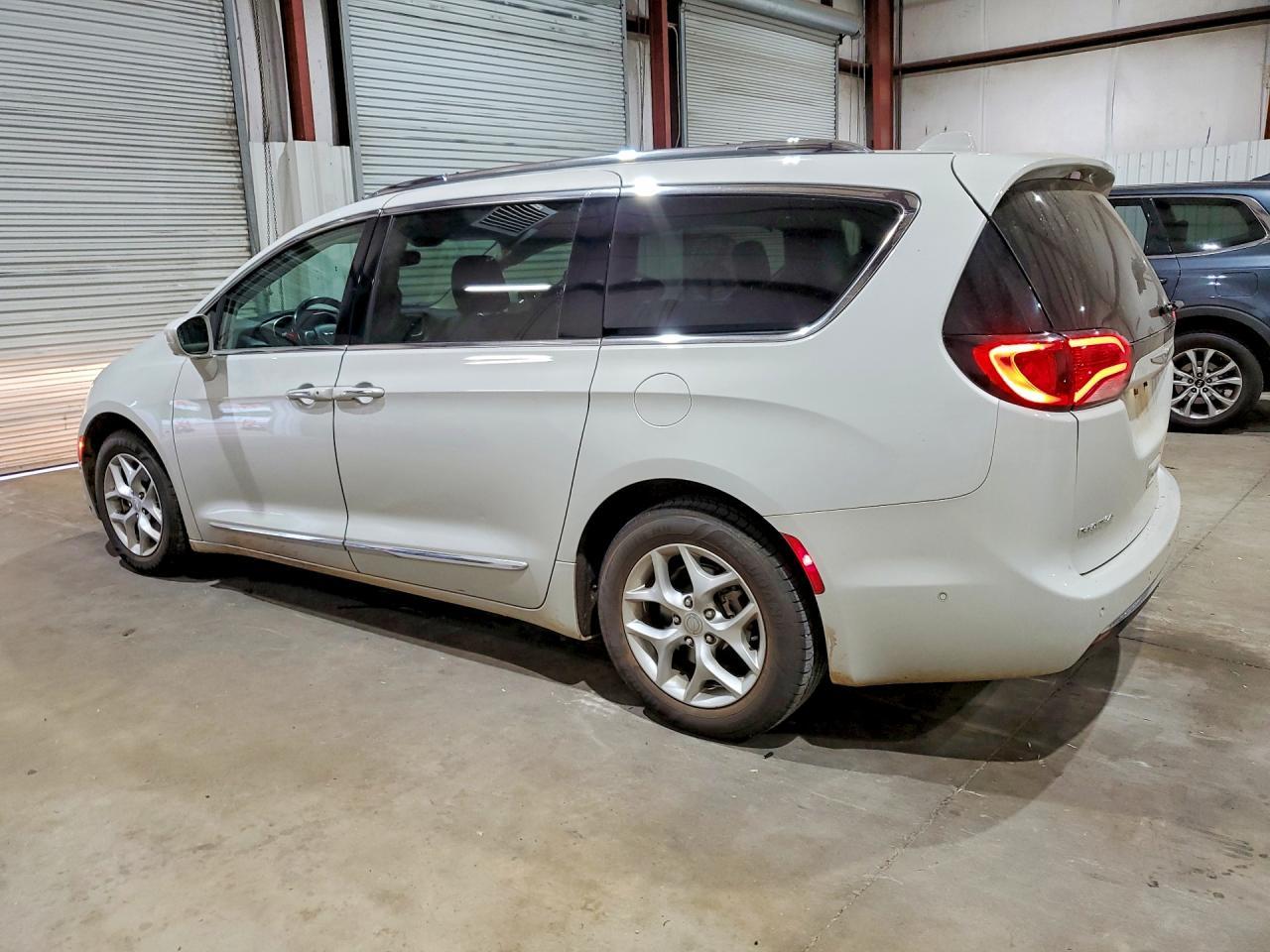 2019 Chrysler Pacifica Touring L - Фото 2
