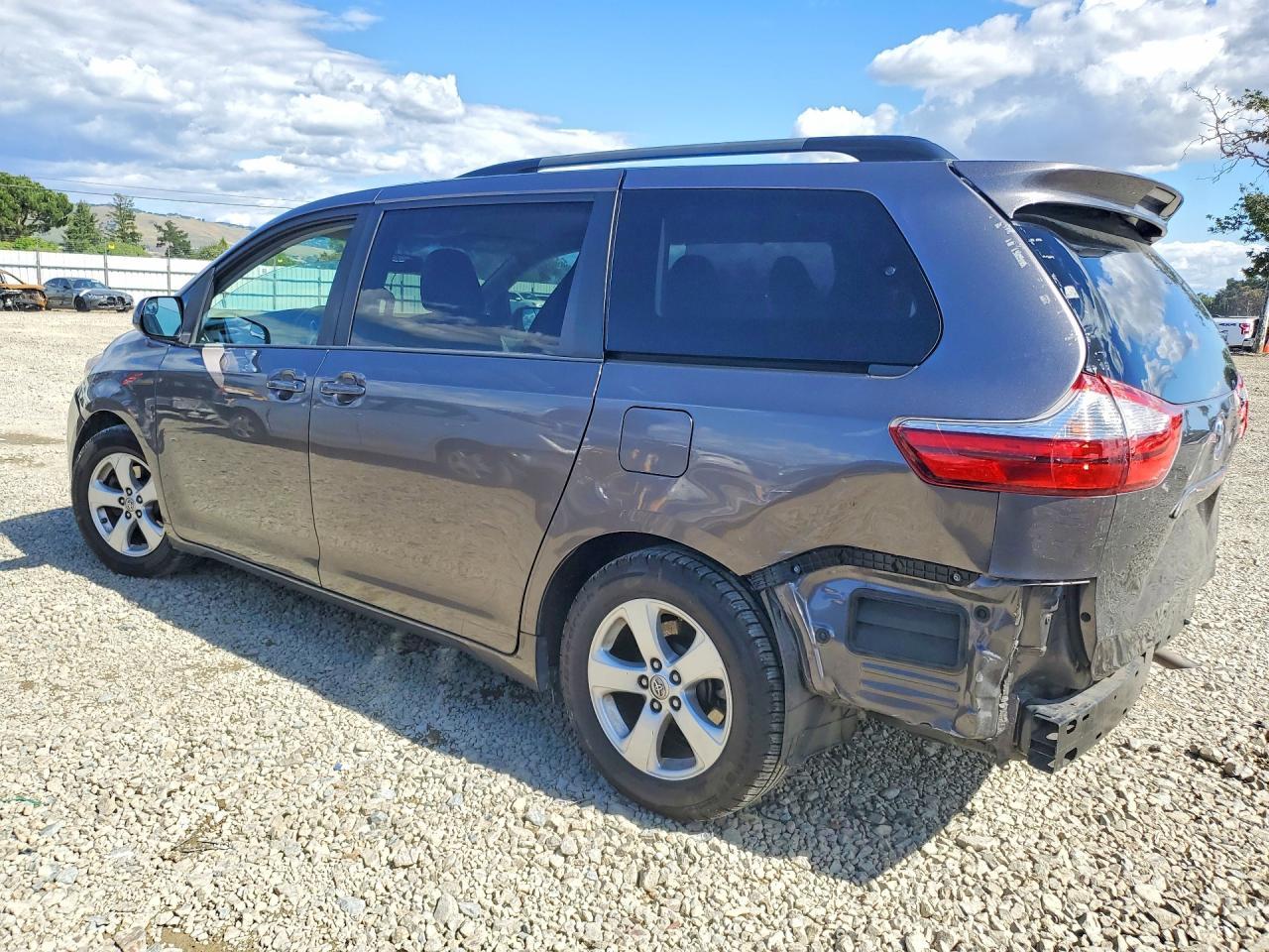 2015 Toyota Sienna Le - Image 2