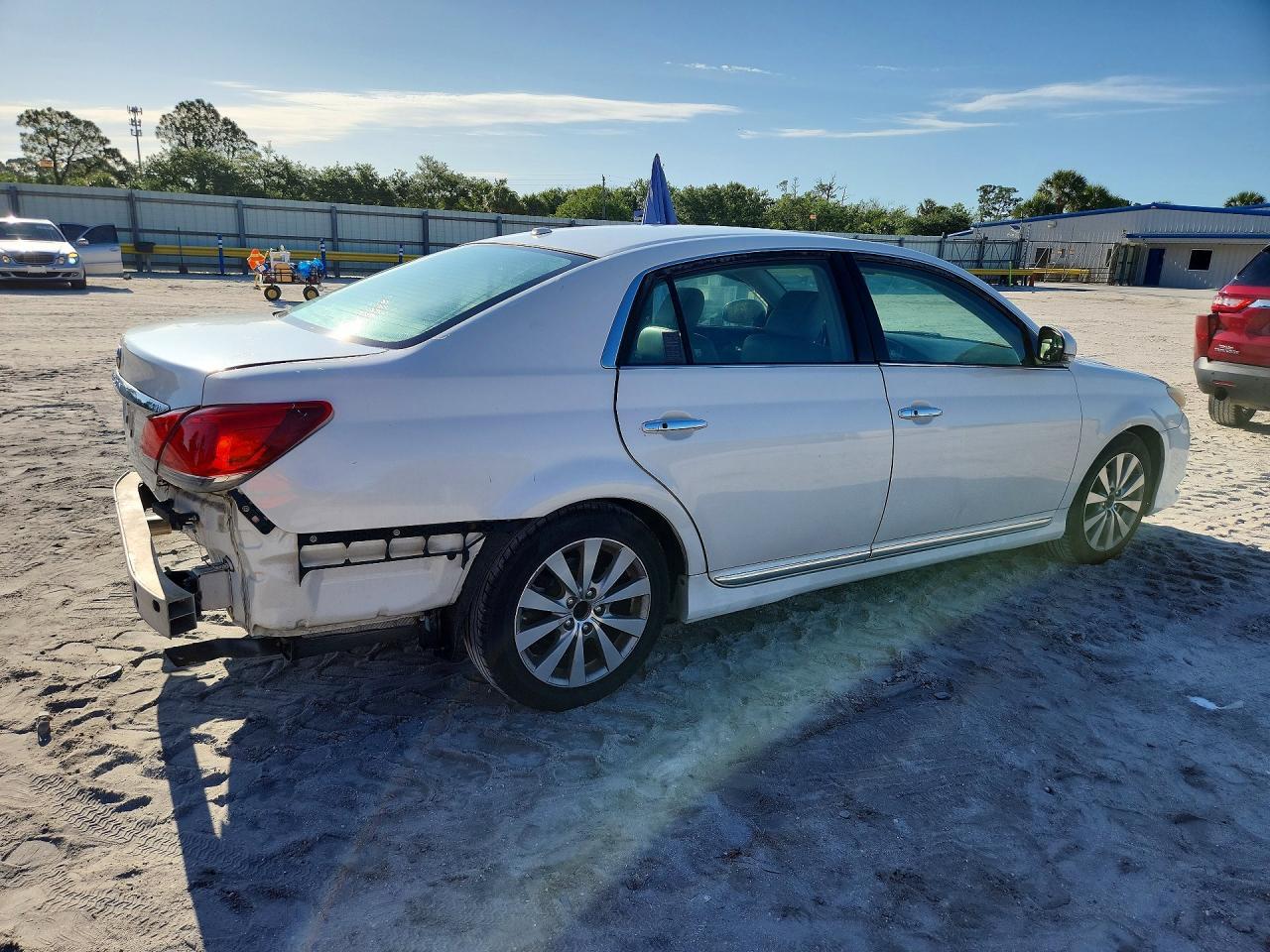 2011 Toyota Avalon Limited - Фото 3