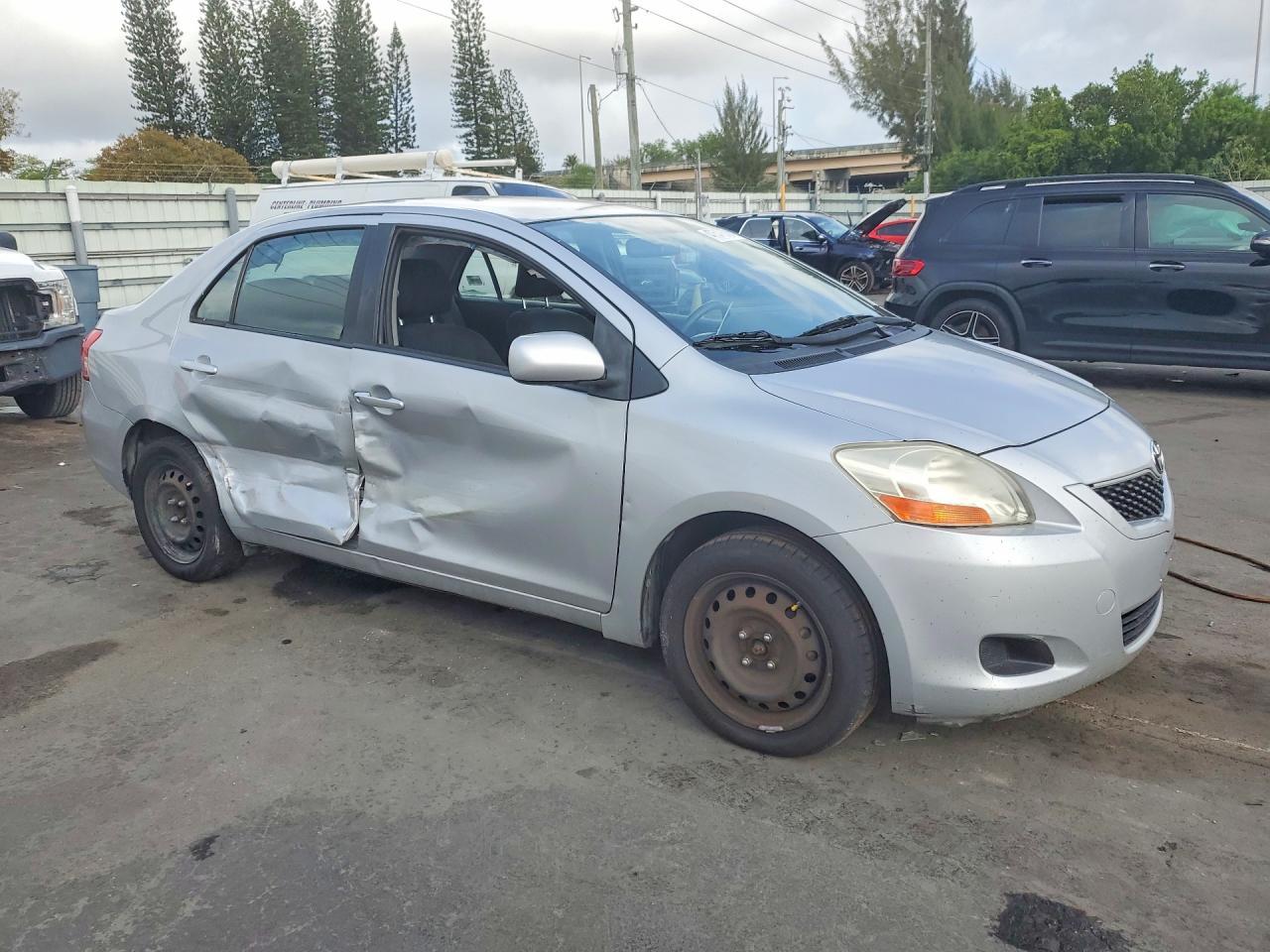 2010 Toyota Yaris Base - Image 4