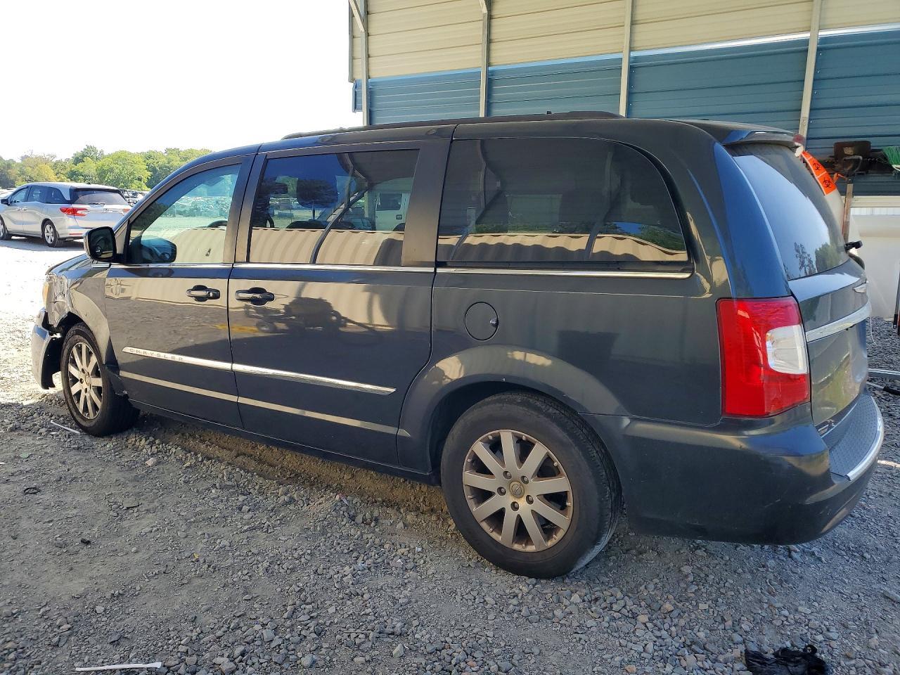 2013 Chrysler Town & Country Touring - Фото 2