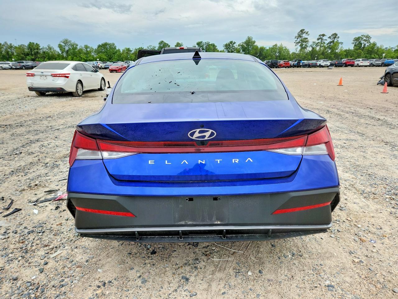 2025 Hyundai Elantra Se - Image 6