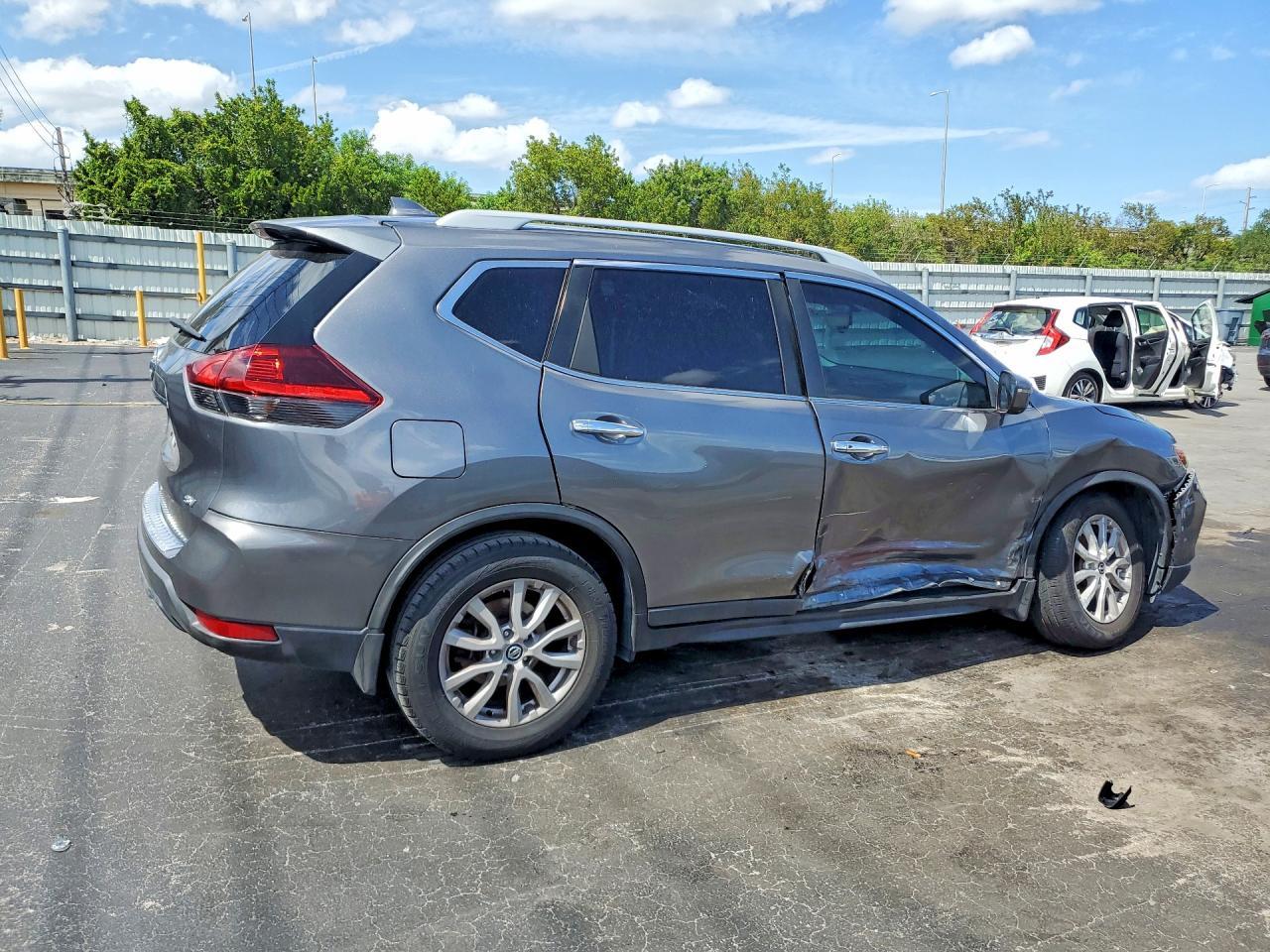 2018 Nissan Rogue - Image 3