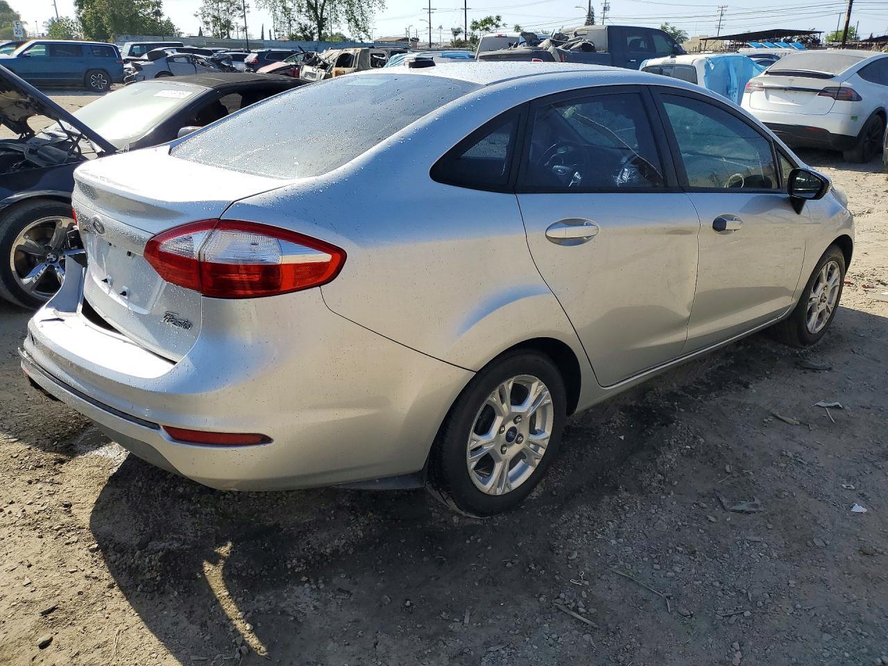 2015 Ford Fiesta Se - Фото 3