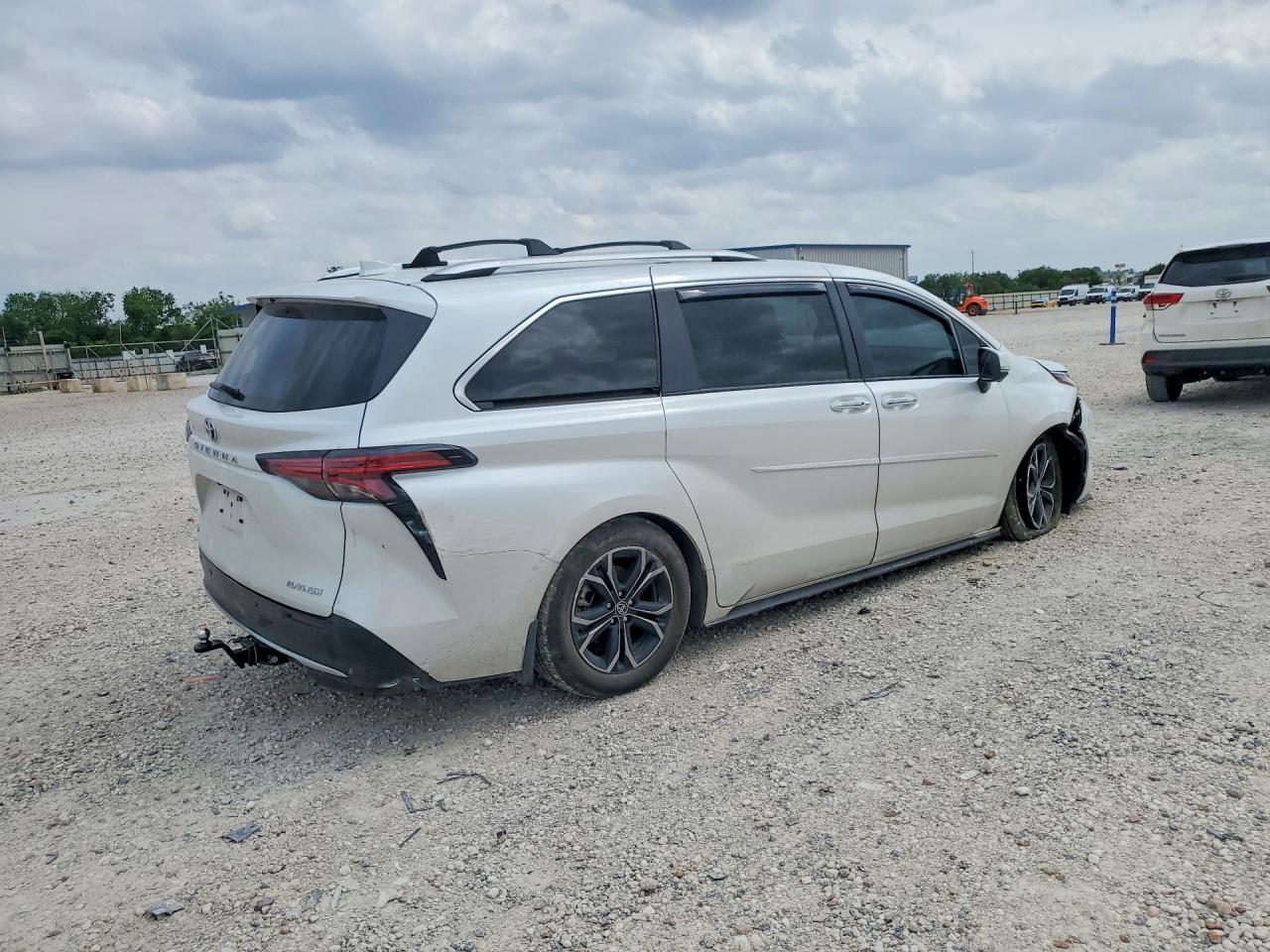 2025 Toyota Sienna - Image 3