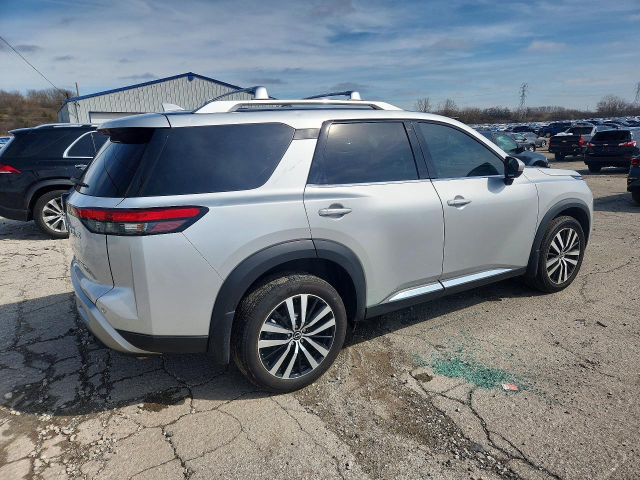 2023 Nissan Pathfinder Platinum - Фото 3