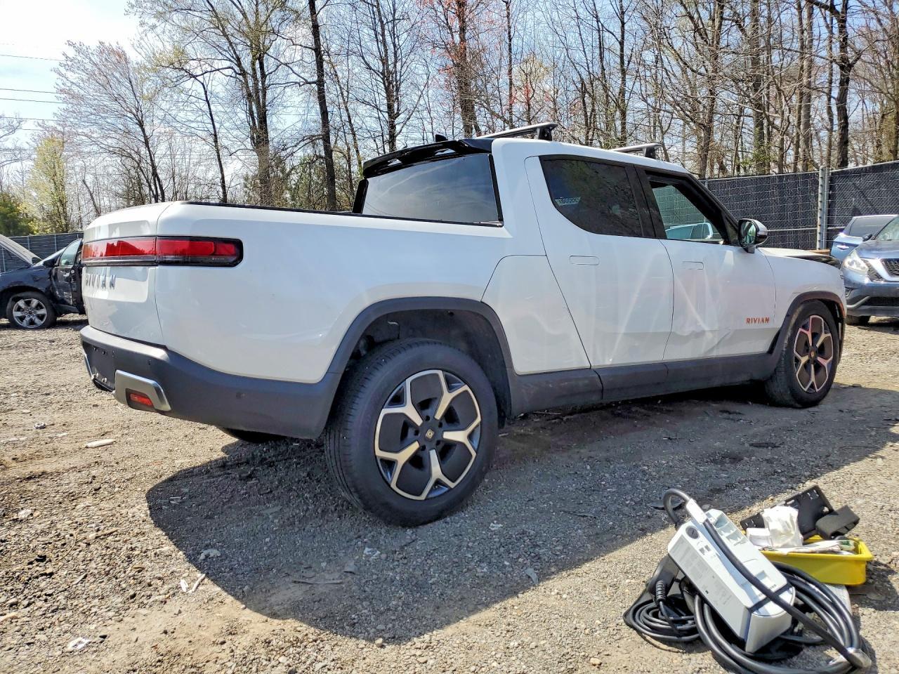 2023 Rivian R1T Adventure - Фото 3