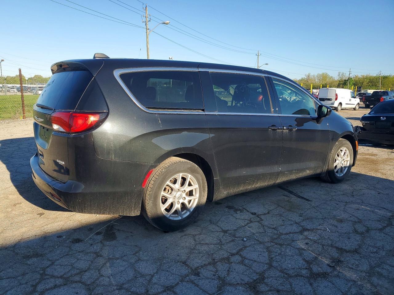 2022 Chrysler Voyager Lx - Фото 3