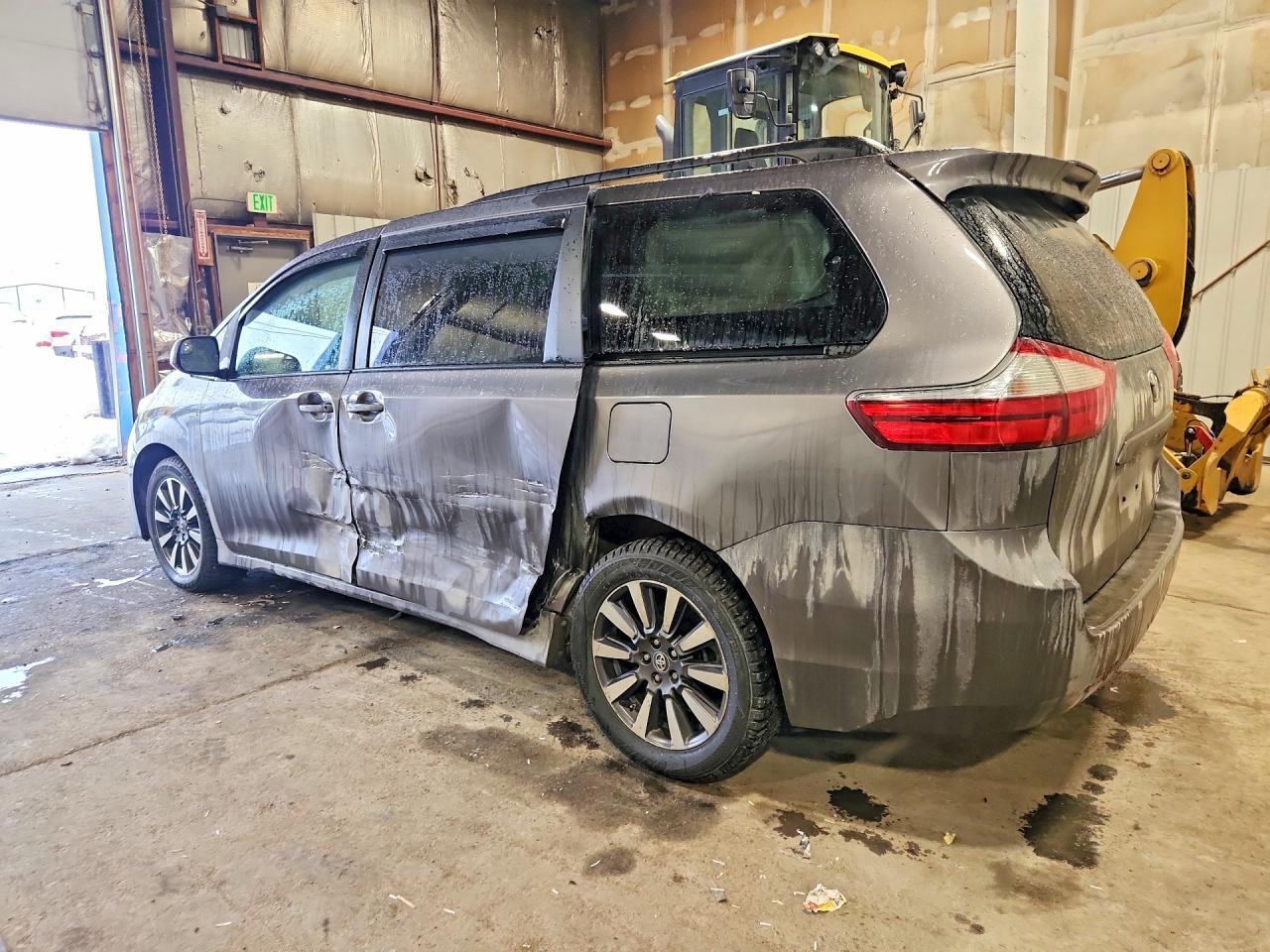 2019 Toyota Sienna Le 7-Passenger - Image 2
