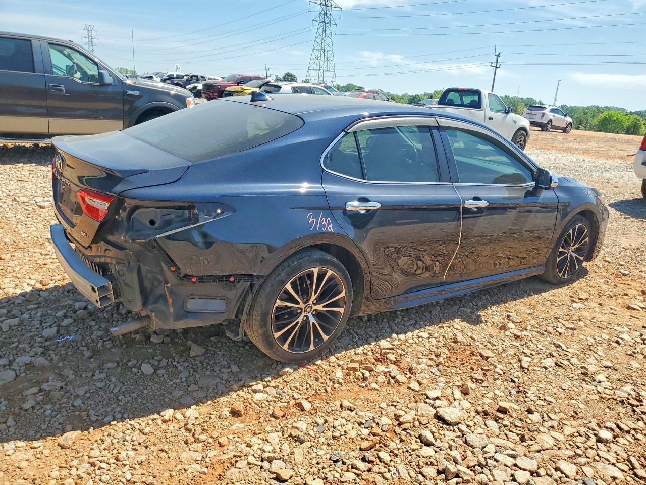 2019 Toyota Camry Se - Image 3