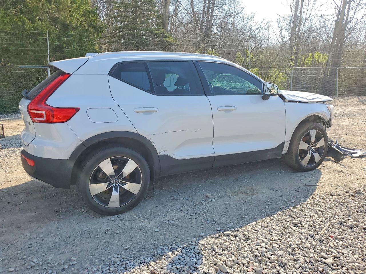 2020 Volvo Xc40 T5 Momentum - Image 3