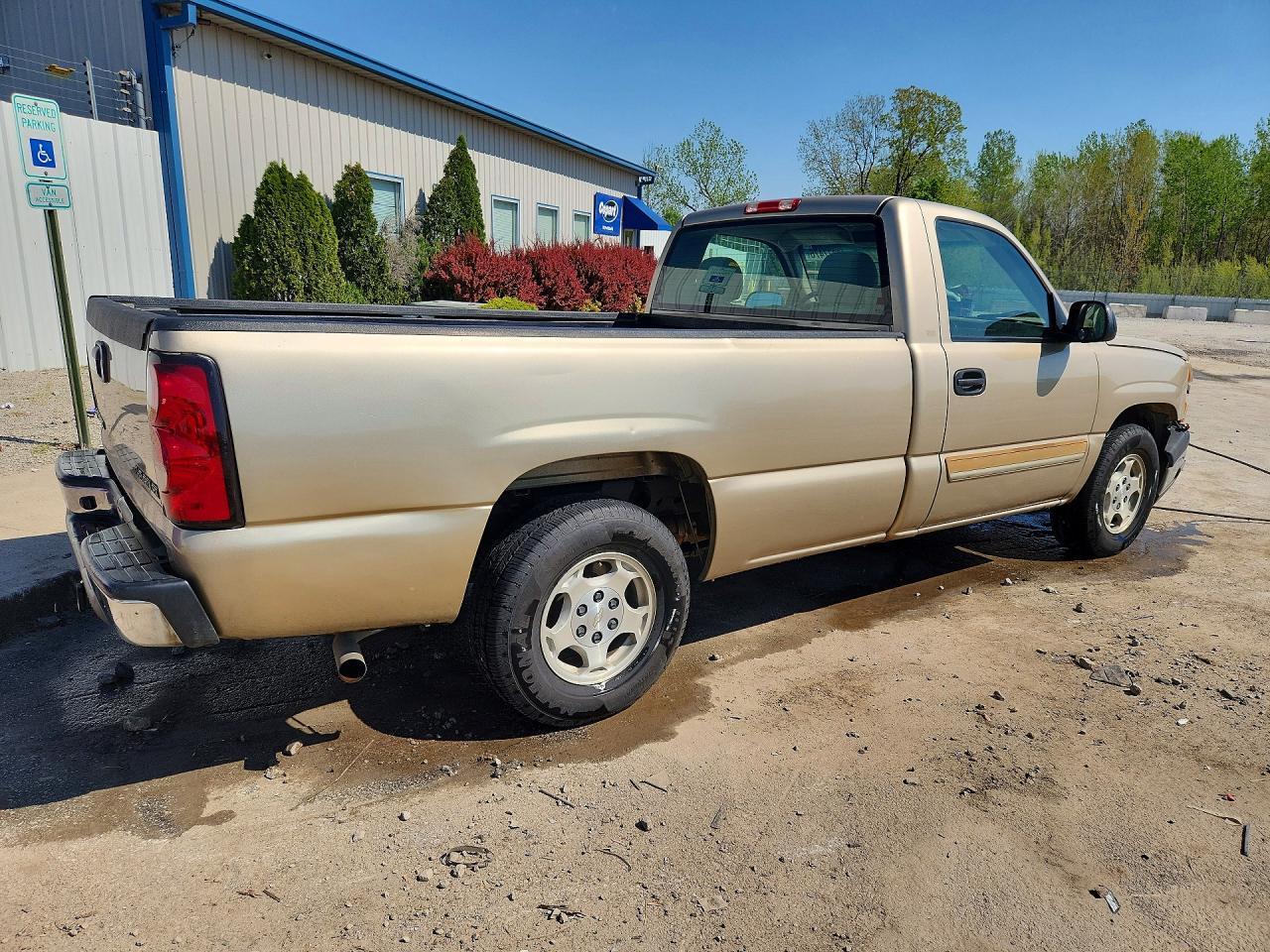 2004 Chevrolet Silverado C1500 - Image 3