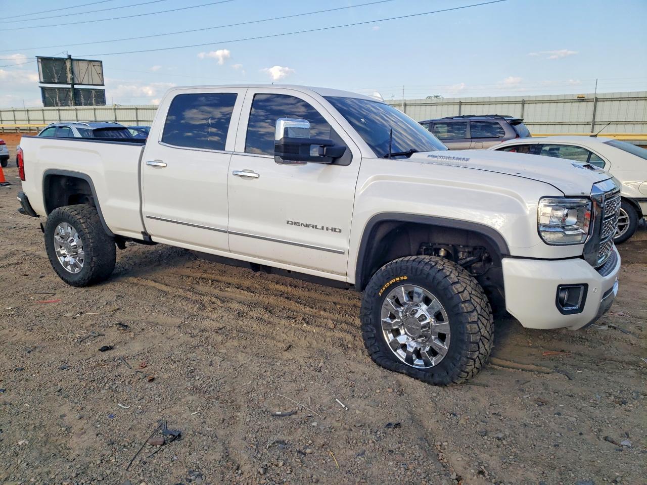 2019 GMC Sierra K2500 Denali - Image 4