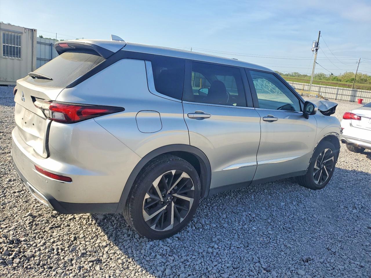 2022 Mitsubishi Outlander Es - Image 3