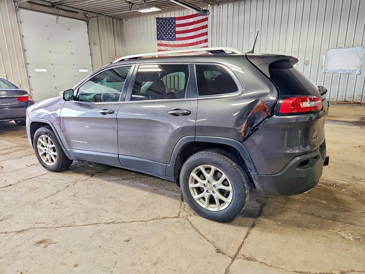 2016 Jeep Cherokee Latitude - Image 2