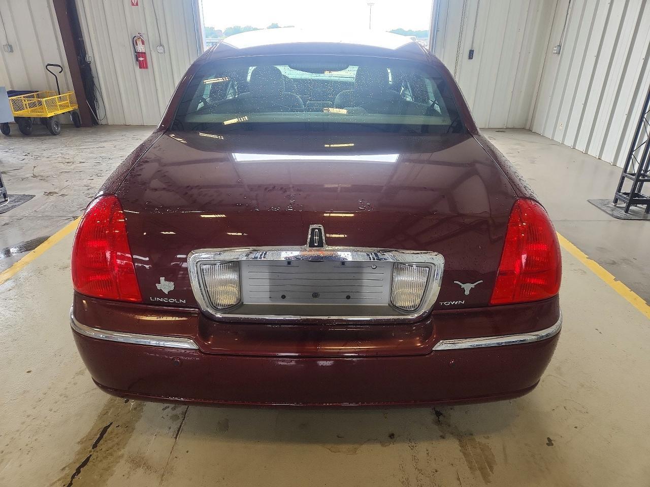 2004 Lincoln Town Car Executive - Фото 6