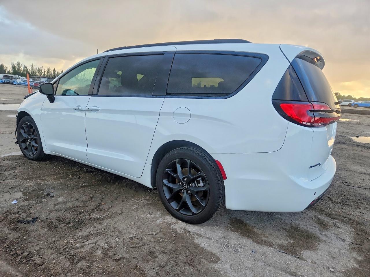 2025 Chrysler Pacifica Limited - Image 2
