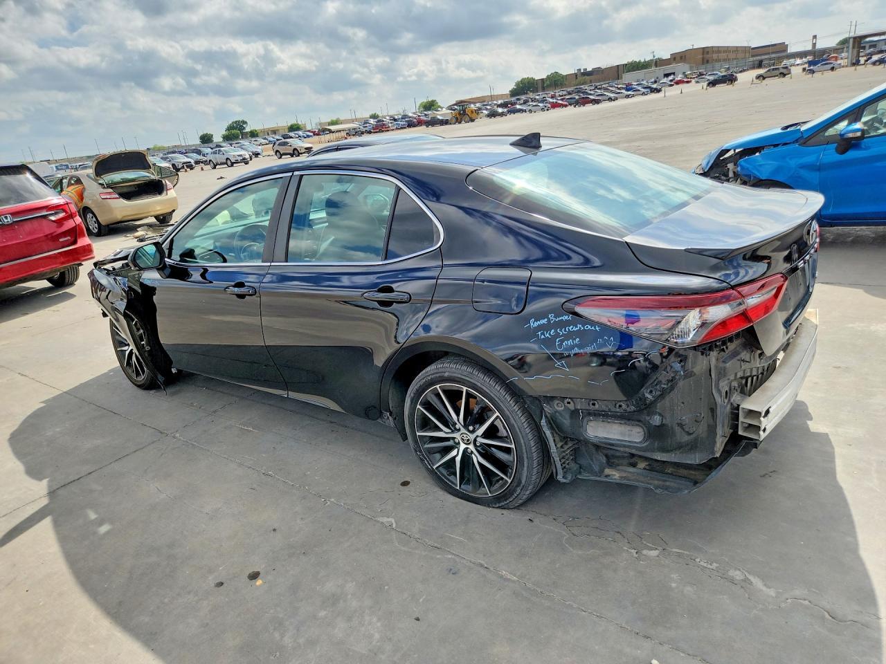 2022 Toyota Camry Se - Фото 2