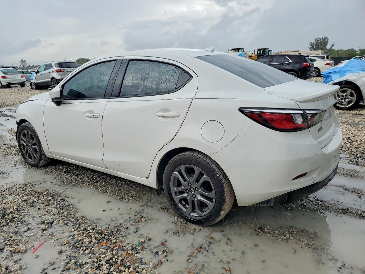 2019 Toyota Yaris Le - Image 2