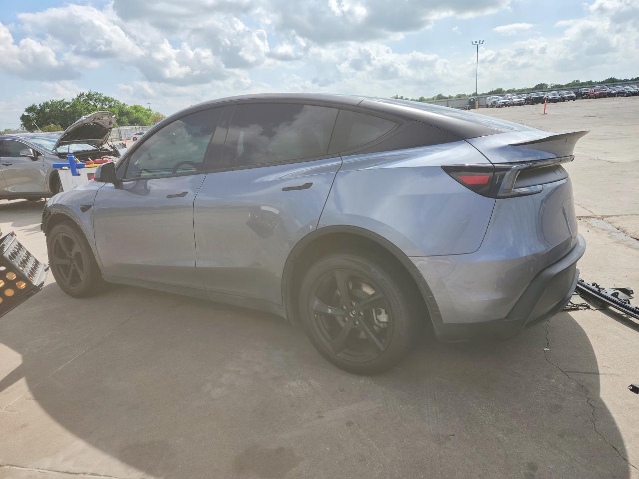2026 Tesla Model Y - Фото 2