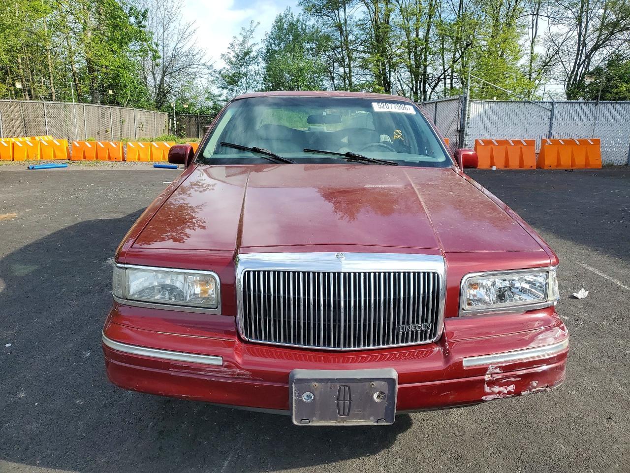 1997 Lincoln Town Car Executive - Image 5